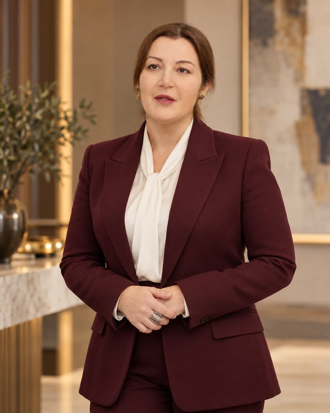 Retrato de Jihane Alhalabi com blazer xadrez